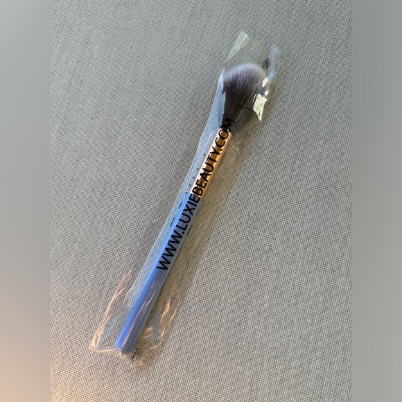 Luxie 640 Pro Precision Tapered Brush - Picture 3 of 4